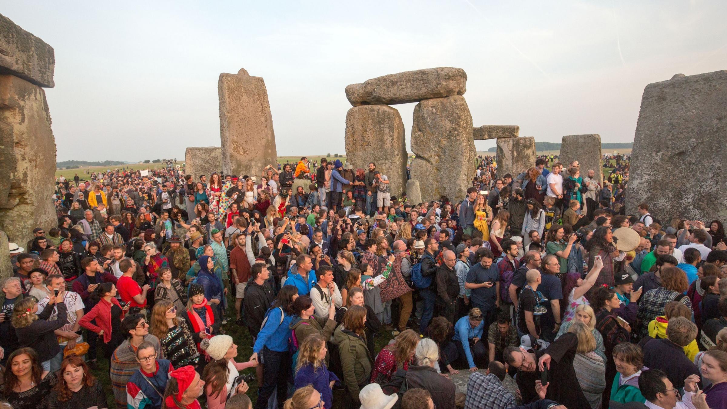 Thousands gather to watch summer solstice dawn at Stonehenge - St Helens Star