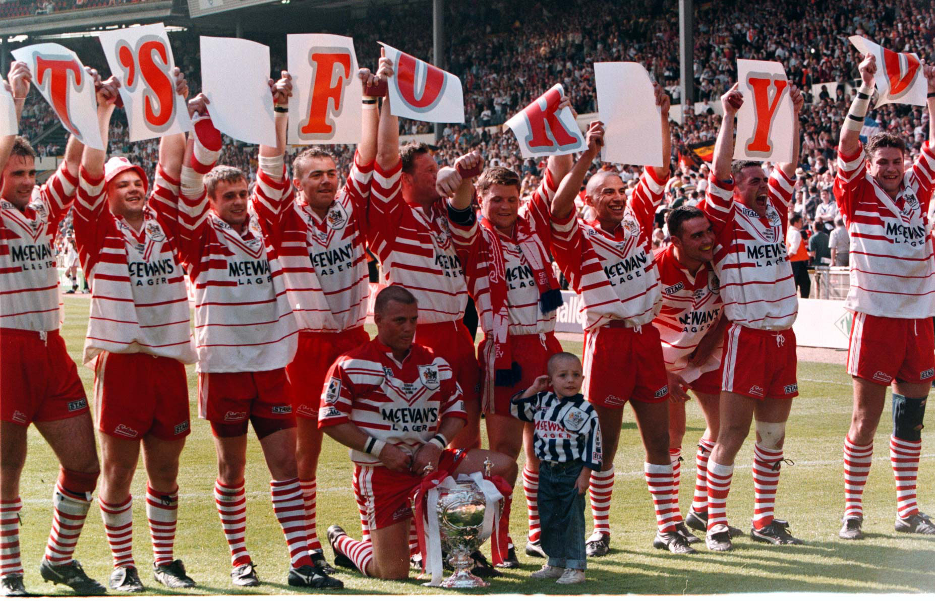 St Helens team and mascot, (team captain Bobbie Goldings son, Bobbie), celebrate their victory at Wembley today over Bradford Bulls in the Silk Cut Challenge Cup.