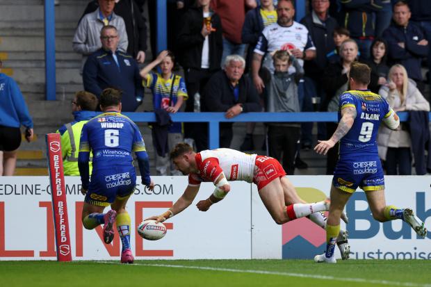 Try for Tommy Makinson. Picture: SWpix.com