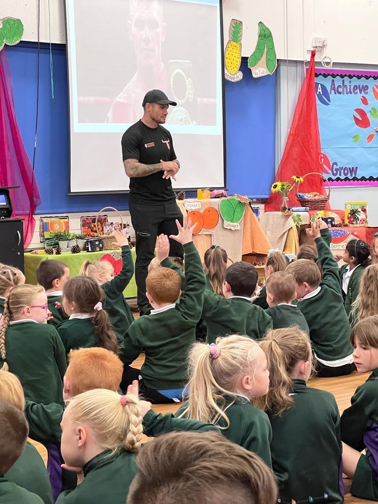 Martin Murray talking to the pupils