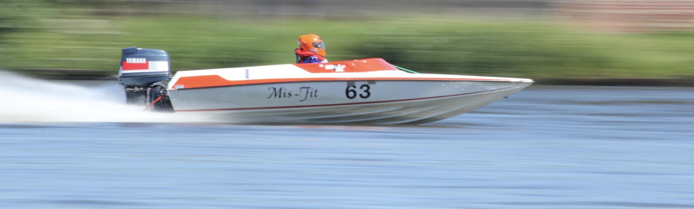 Speedboat racing at Carr Mill Dam by Mark Garner