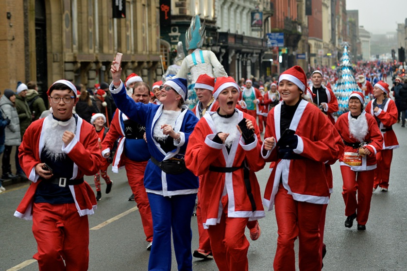 Thousands raised for Alder Hey in Liverpool Santa Dash - Vimarsana News
